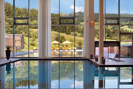SPA Indoor Pool im Kempinski Hotel Das Tirol (©Foto: Kempinski Hotel Das Tirol)